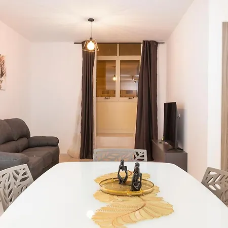Charming 2br W/maltese Balcony Off The Promenade By 360 Estates Apartament
