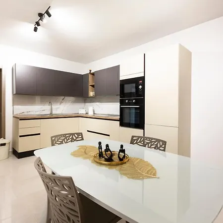 Apartament Charming 2br W/maltese Balcony Off The Promenade By 360 Estates Gzira