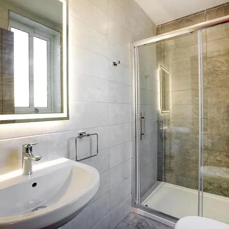 Apartament Charming 2br W/maltese Balcony Off The Promenade By 360 Estates *