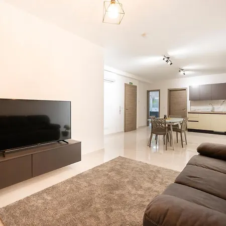 Charming 2br W/maltese Balcony Off The Promenade By 360 Estates Gzira