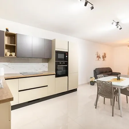 Charming 2br W/maltese Balcony Off The Promenade By 360 Estates דירה Gzira