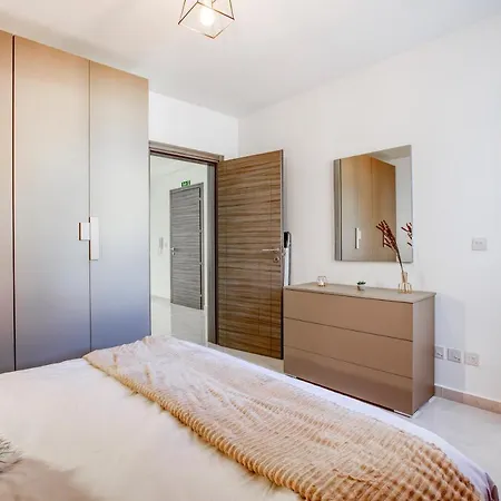 Charming 2br W/maltese Balcony Off The Promenade By 360 Estates דירה