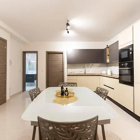 Charming 2br W/maltese Balcony Off The Promenade By 360 Estates דירה